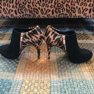 Vince Camuto black/leopard print heels